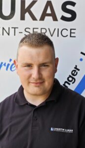 Lukas Inhaber von Logistik Lukas Getränkevertrieb und Event Service aus Hildesheim bei einem Unternehmensfoto